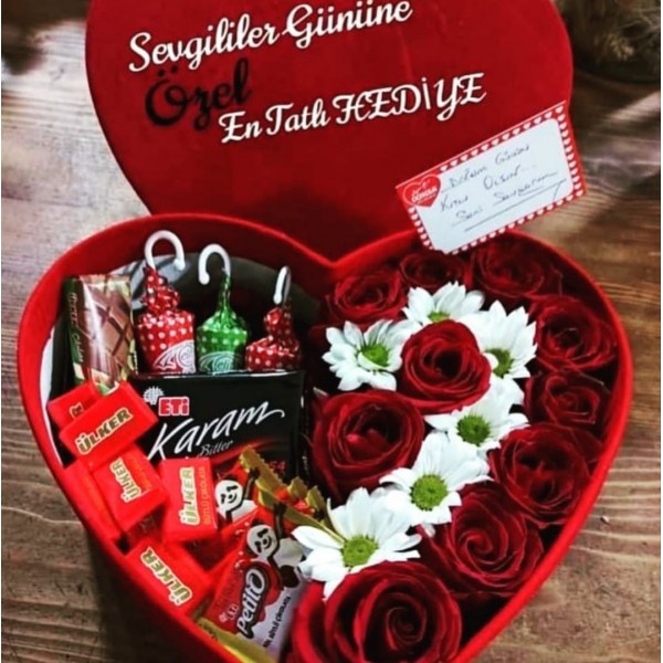 kalpli kutuda çikolata ve gül  papatya